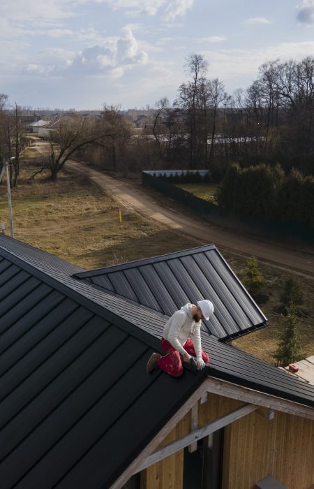 long-shot-roofer-working-with-helmet